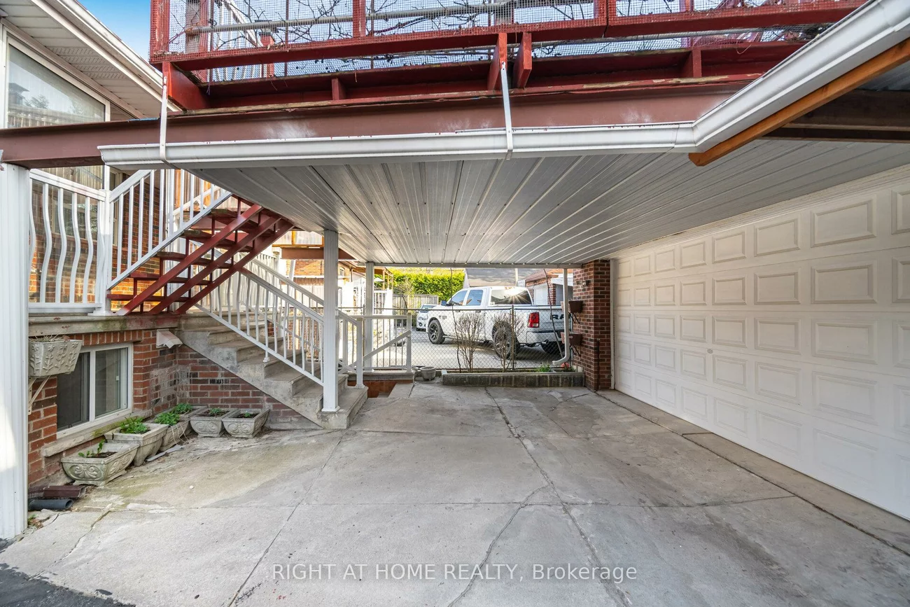 40, Sanderstead, Briar Hill-Belgravia, Toronto