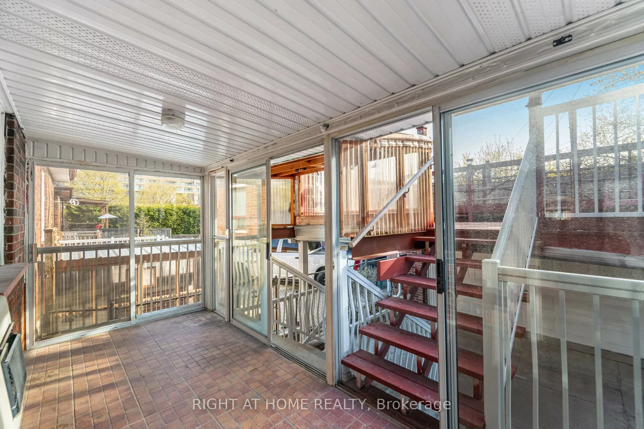 40, Sanderstead, Briar Hill-Belgravia, Toronto