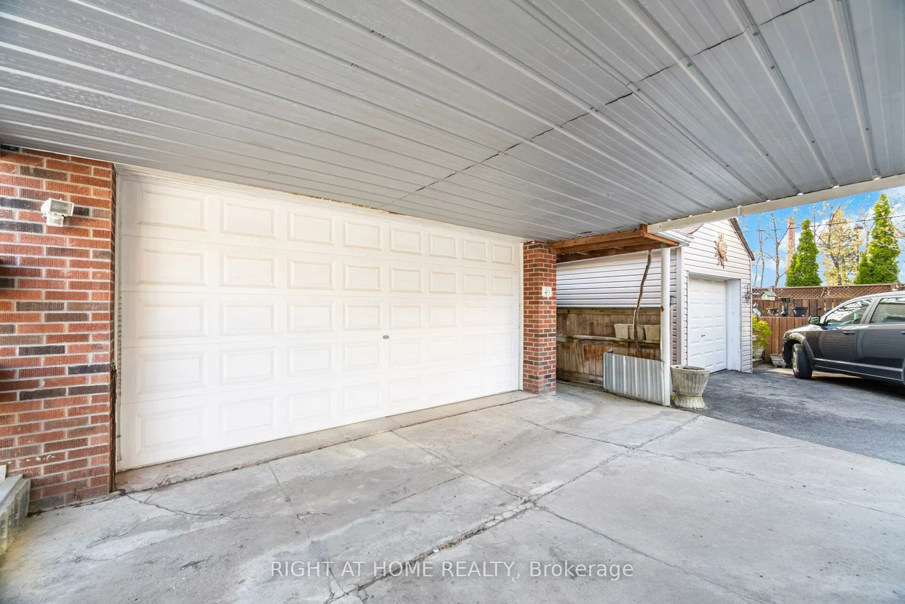 40, Sanderstead, Briar Hill-Belgravia, Toronto