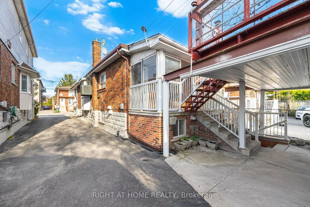 40, Sanderstead, Briar Hill-Belgravia, Toronto