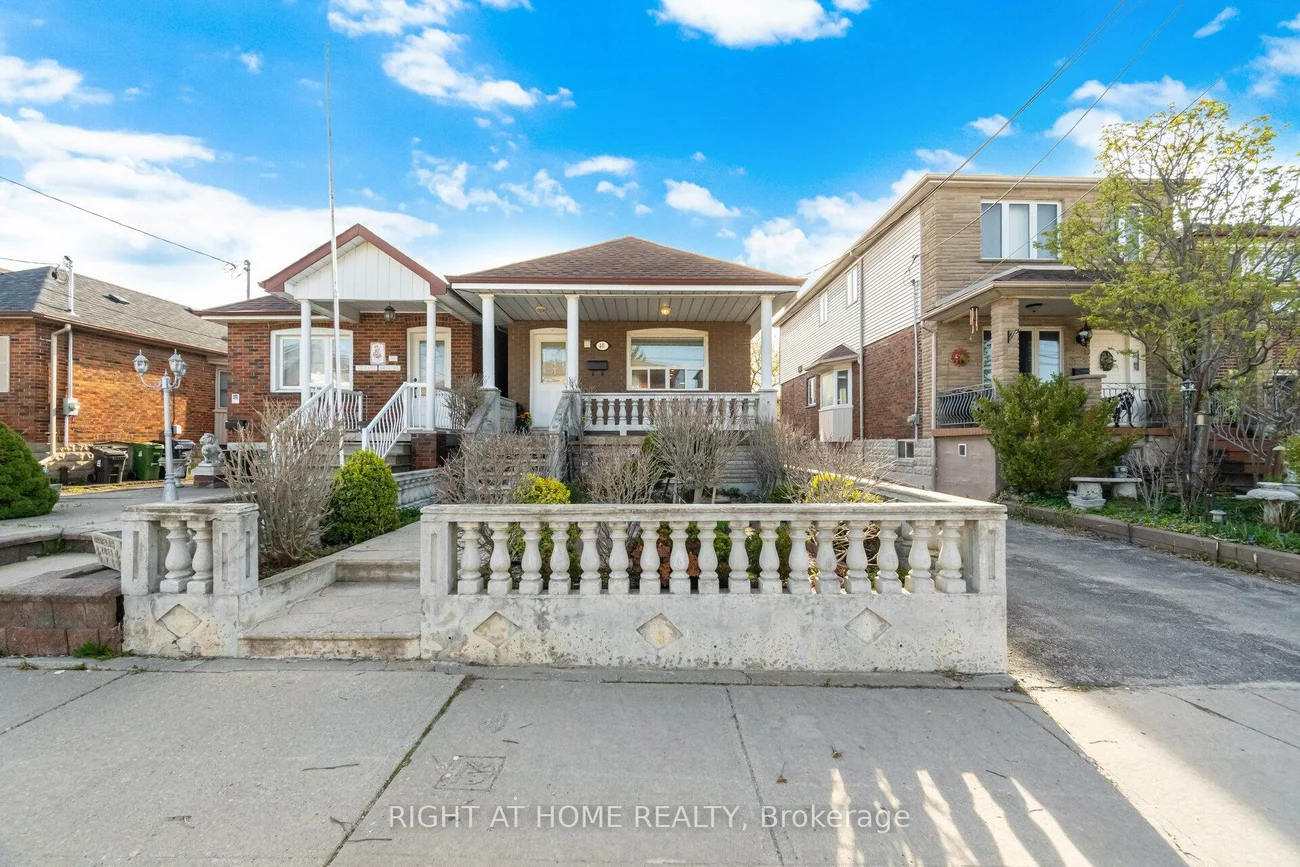 40, Sanderstead, Briar Hill-Belgravia, Toronto