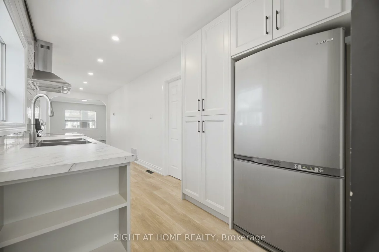 40, Sanderstead, Briar Hill-Belgravia, Toronto