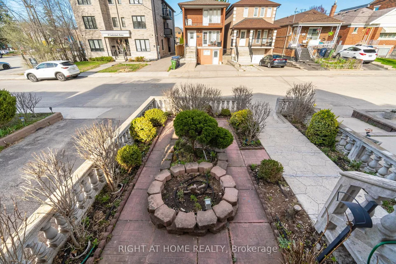 40, Sanderstead, Briar Hill-Belgravia, Toronto