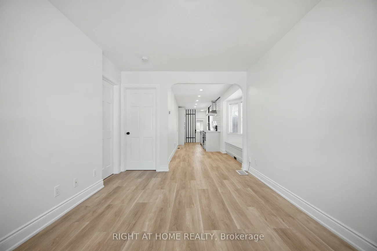 40, Sanderstead, Briar Hill-Belgravia, Toronto