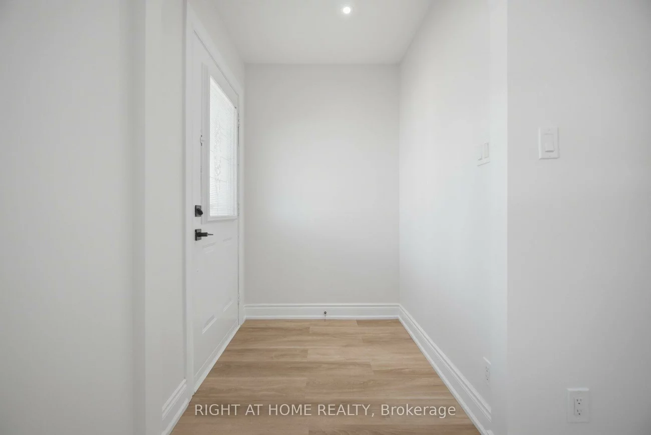 40, Sanderstead, Briar Hill-Belgravia, Toronto