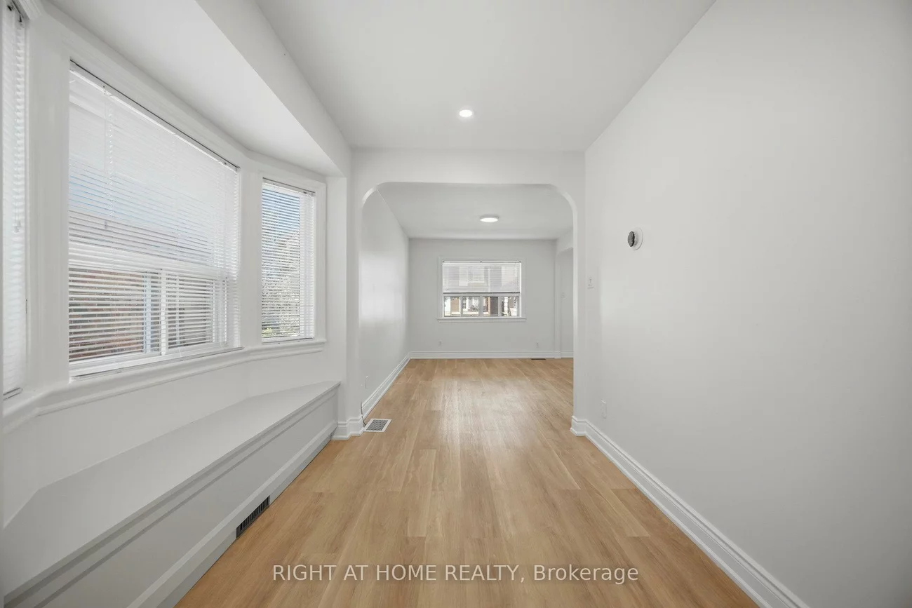 40, Sanderstead, Briar Hill-Belgravia, Toronto