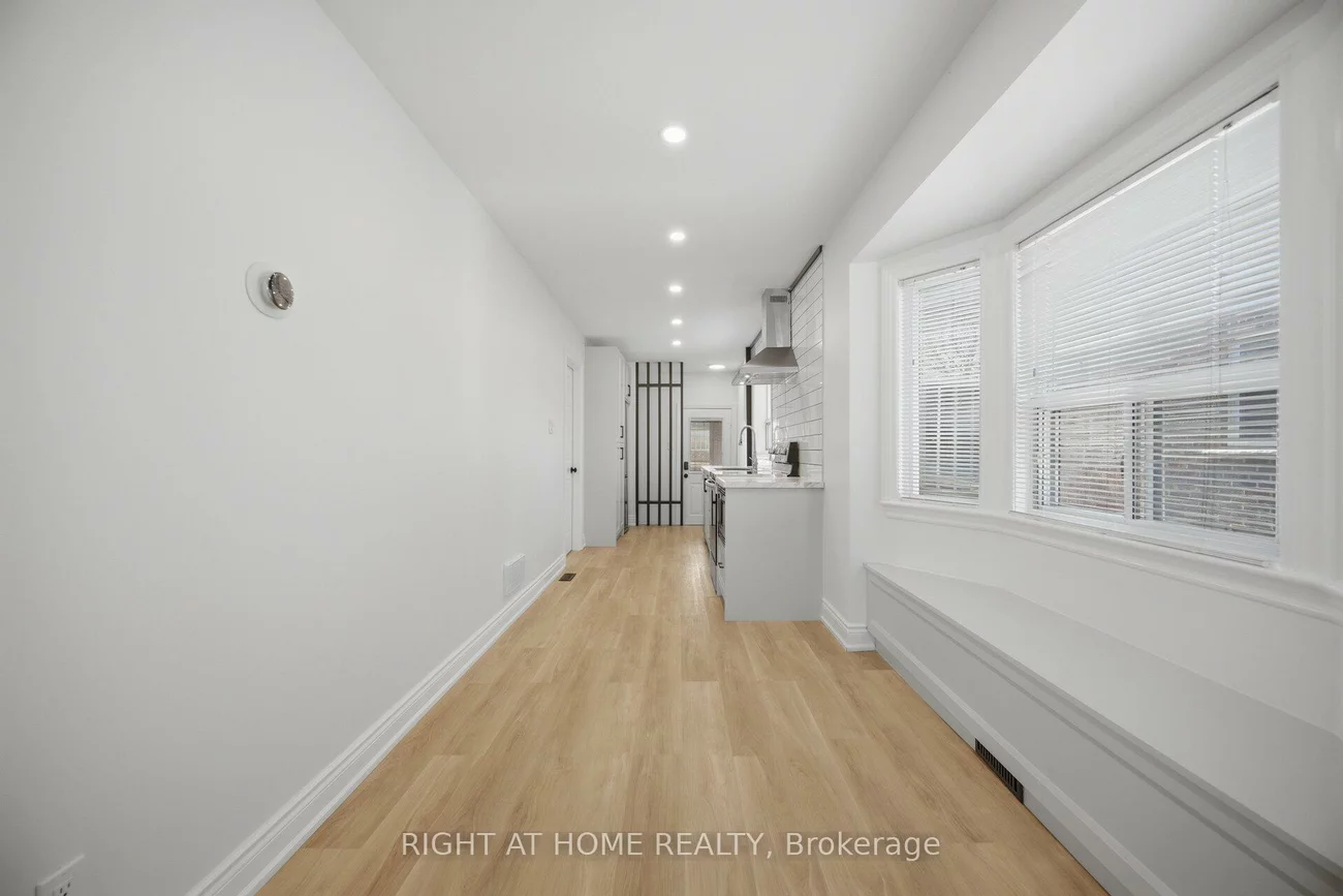 40, Sanderstead, Briar Hill-Belgravia, Toronto