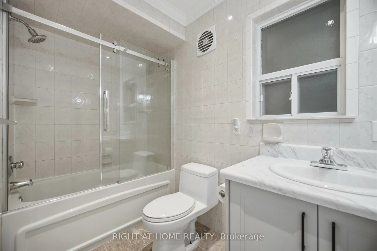 40, Sanderstead, Briar Hill-Belgravia, Toronto