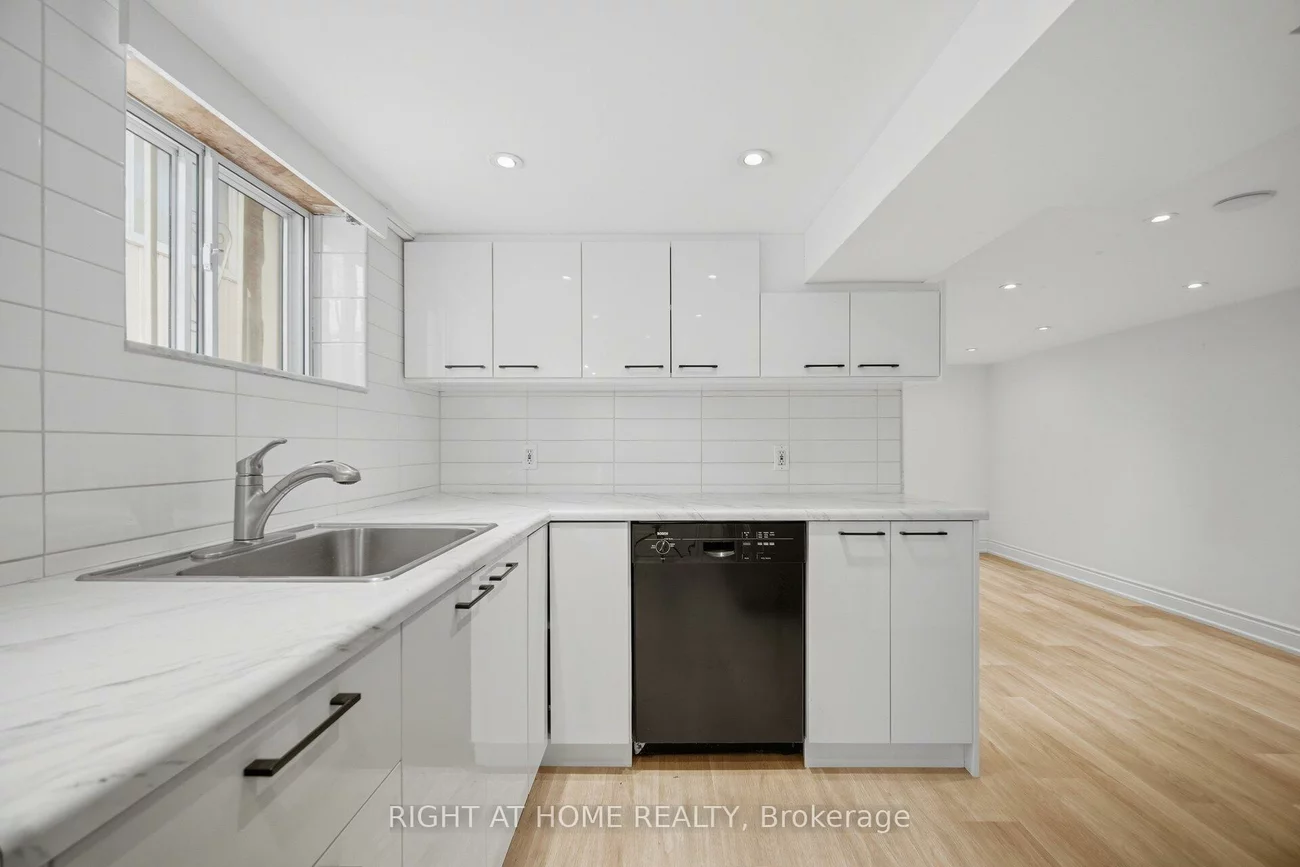 40, Sanderstead, Briar Hill-Belgravia, Toronto