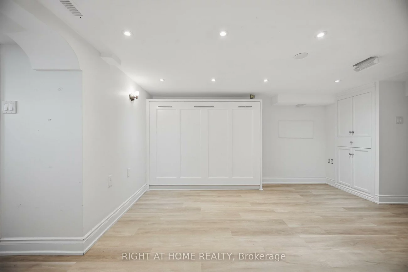 40, Sanderstead, Briar Hill-Belgravia, Toronto