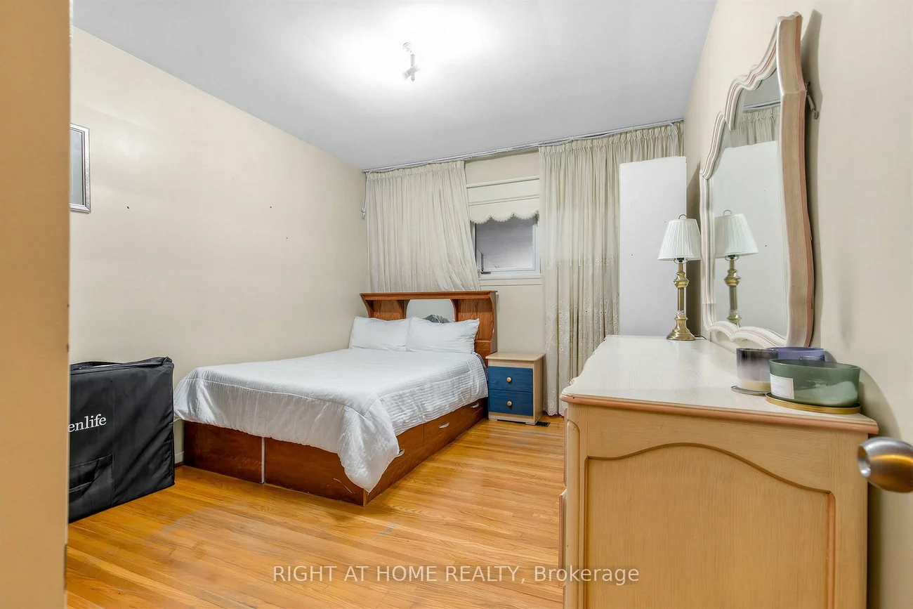5, Thwaite, Glenfield-Jane Heights, Toronto