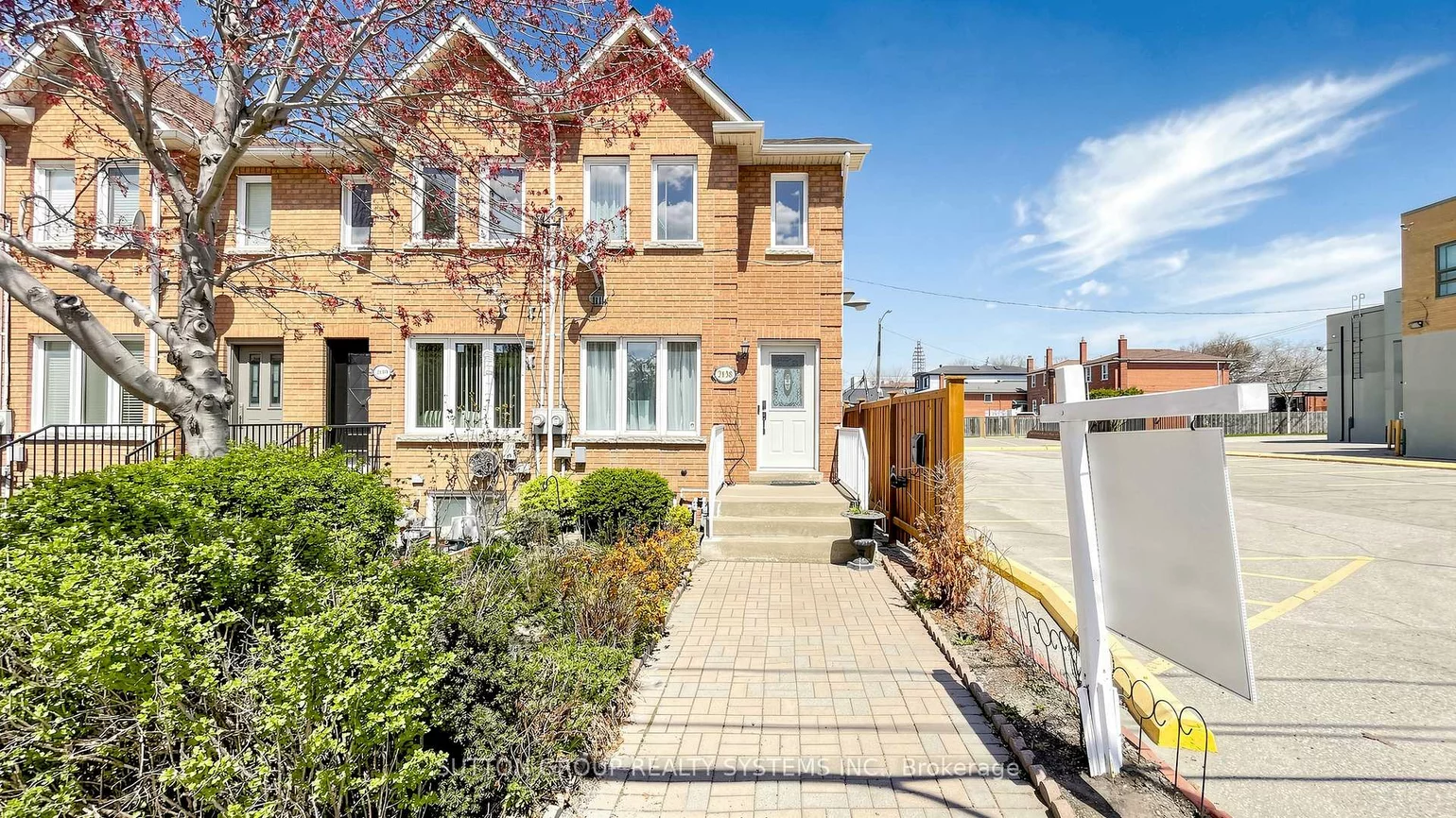 2138, Eglinton, Briar Hill-Belgravia, Toronto