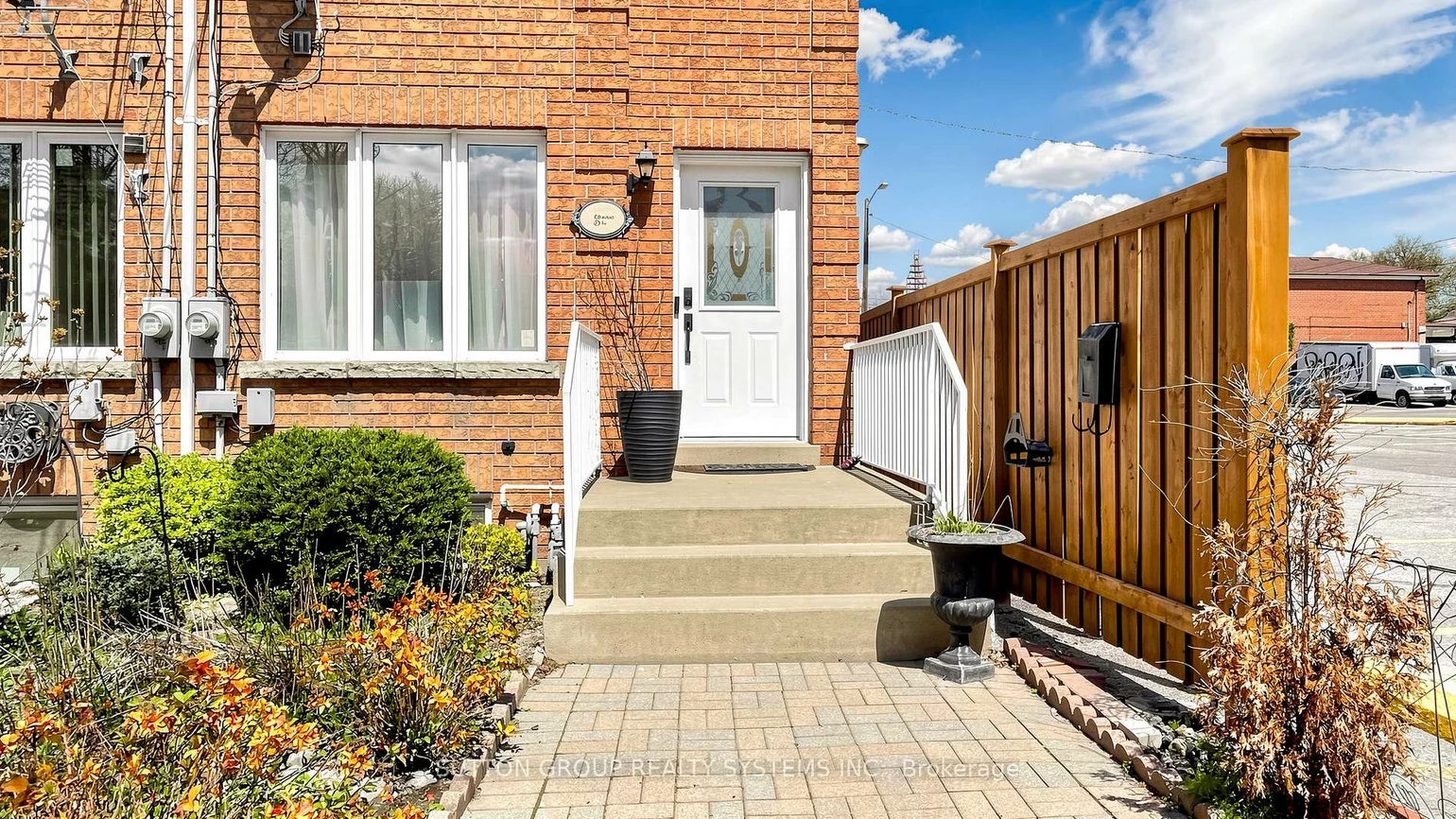 2138, Eglinton, Briar Hill-Belgravia, Toronto
