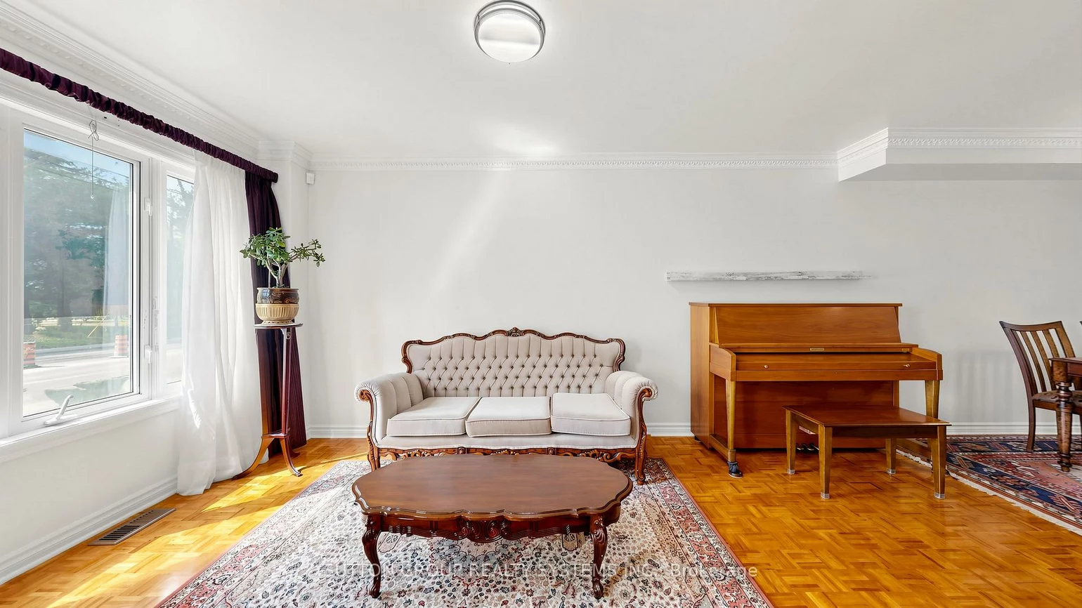 2138, Eglinton, Briar Hill-Belgravia, Toronto