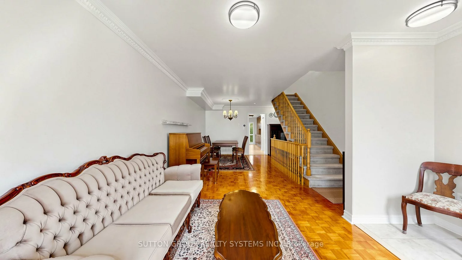 2138, Eglinton, Briar Hill-Belgravia, Toronto