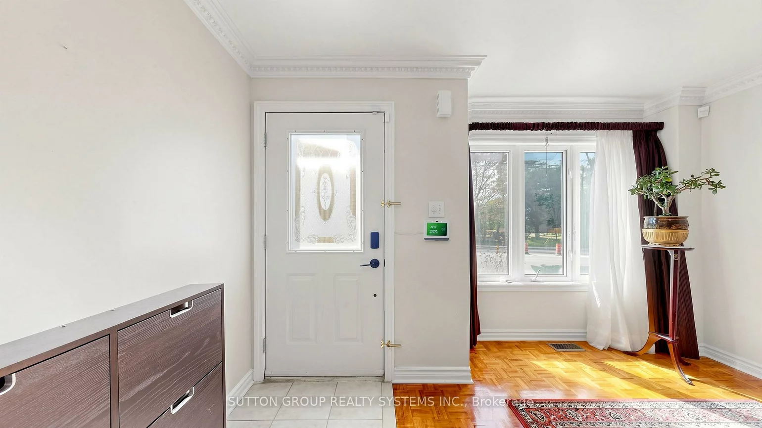 2138, Eglinton, Briar Hill-Belgravia, Toronto