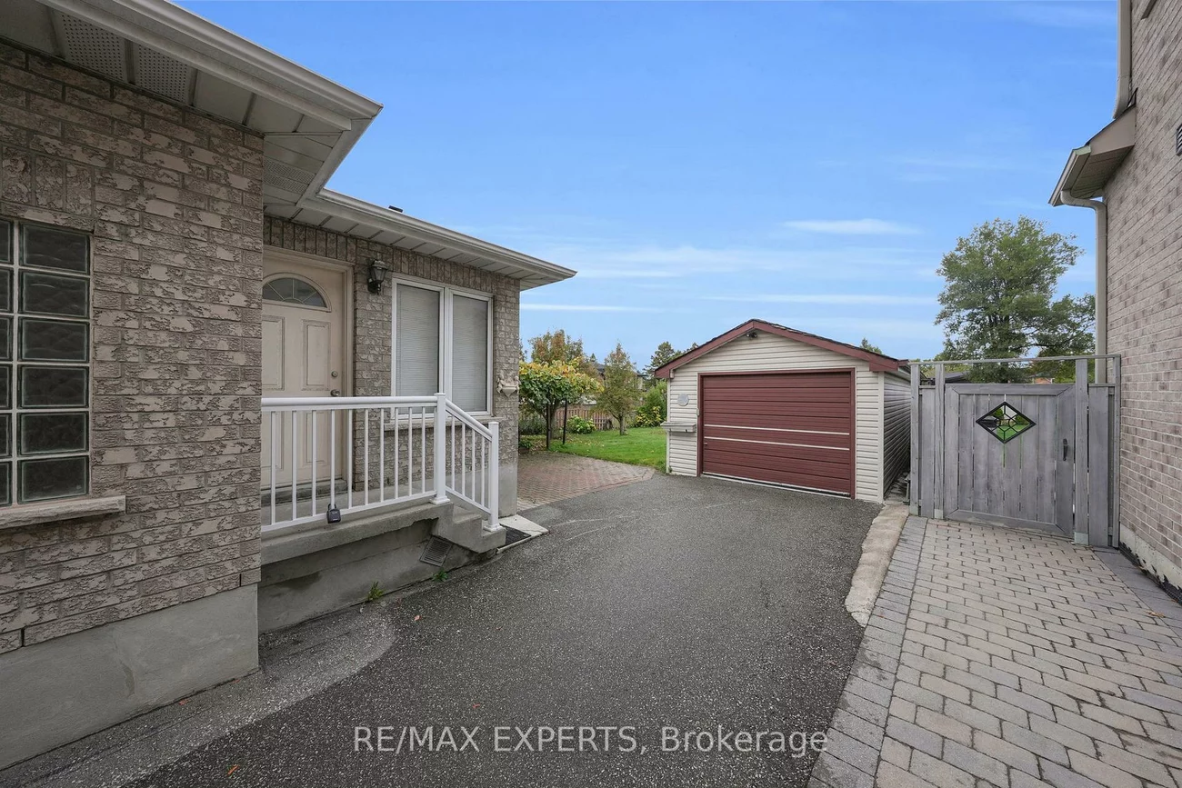 26, Grovedale, Maple Leaf, Toronto