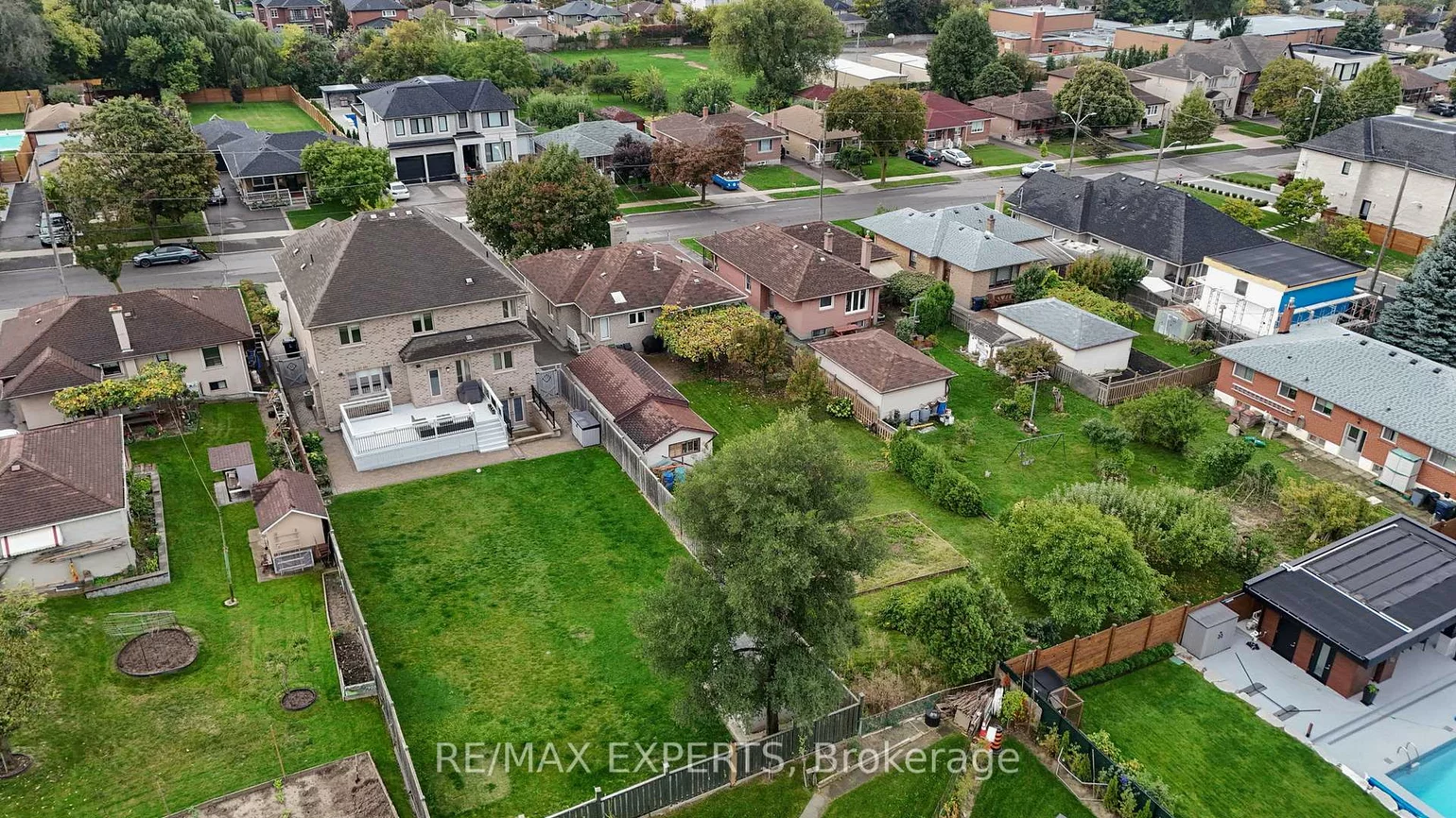 26, Grovedale, Maple Leaf, Toronto
