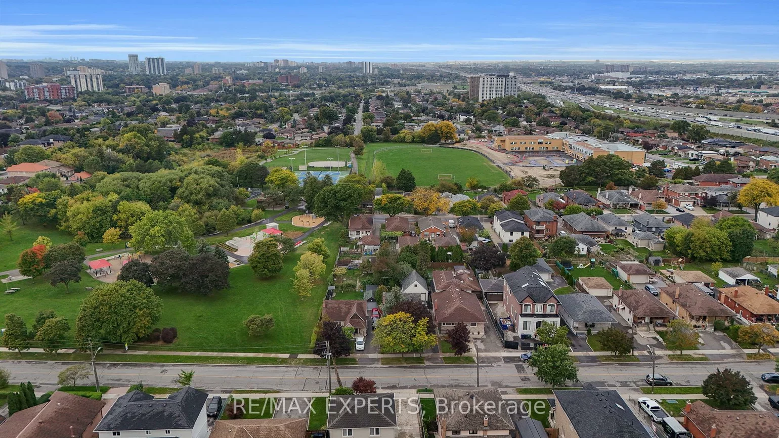 26, Grovedale, Maple Leaf, Toronto