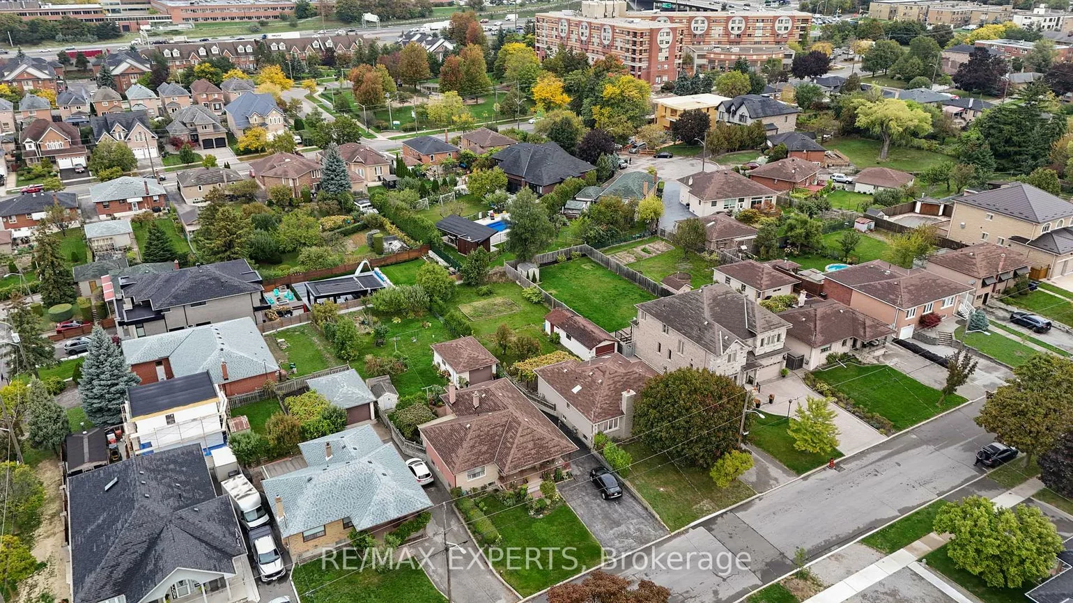 26, Grovedale, Maple Leaf, Toronto
