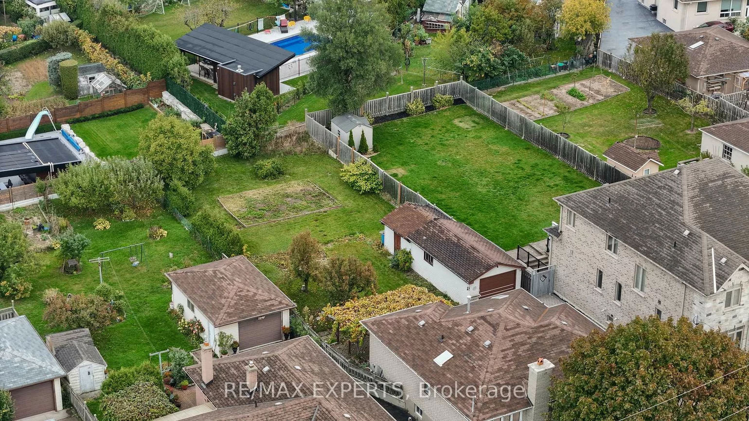 26, Grovedale, Maple Leaf, Toronto