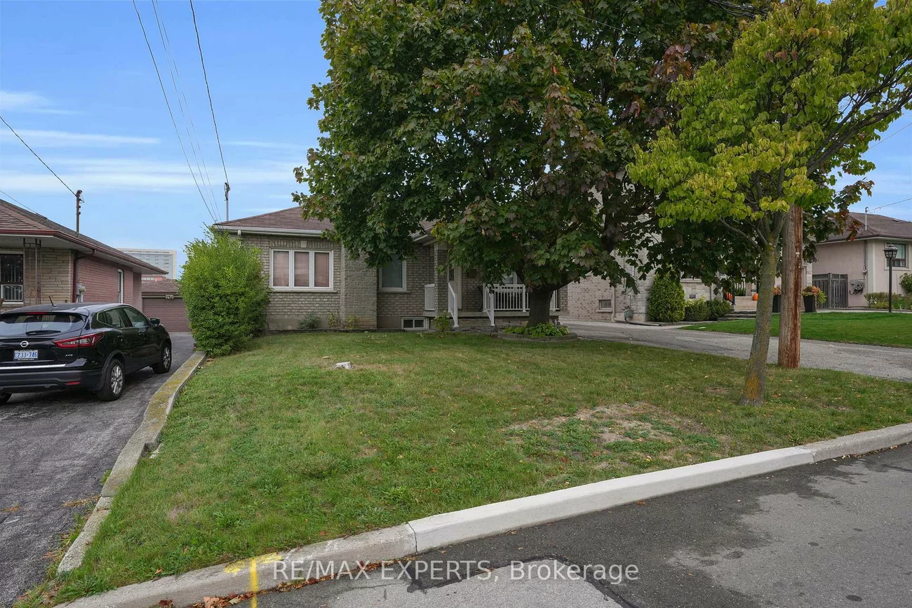 26, Grovedale, Maple Leaf, Toronto