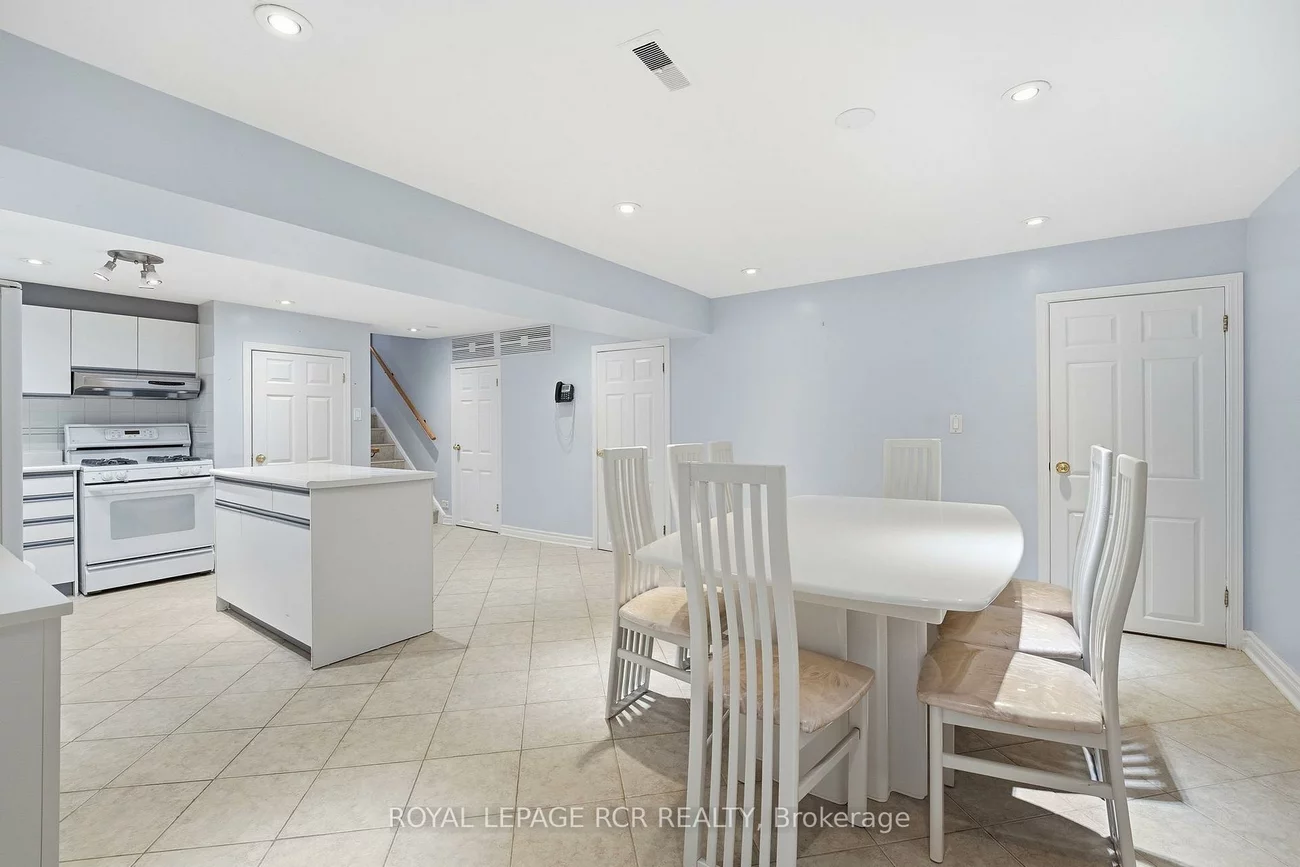 39, Dovehouse, York University Heights, Toronto