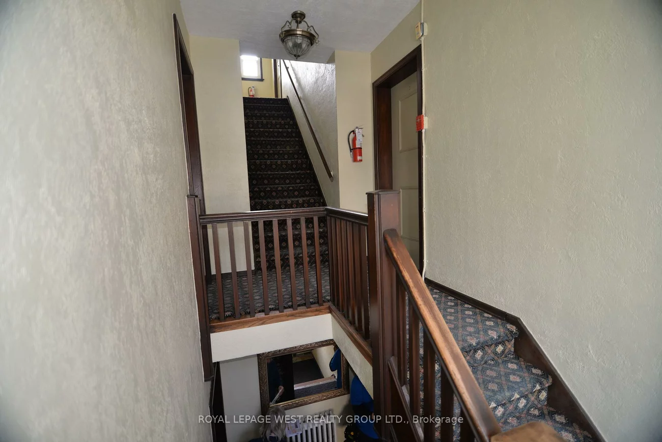 27, Mossom, High Park-Swansea, Toronto