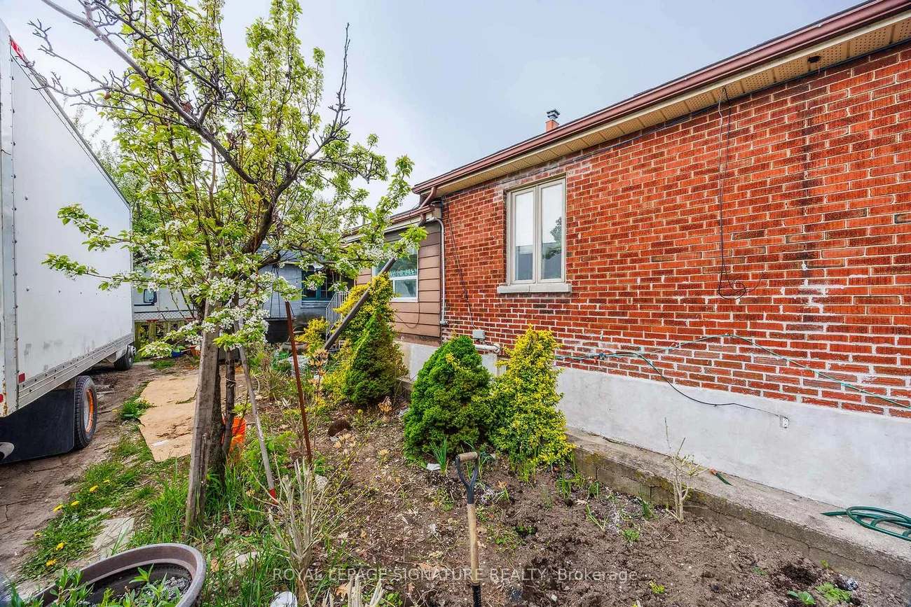 69, Nickle, Mount Dennis, Toronto
