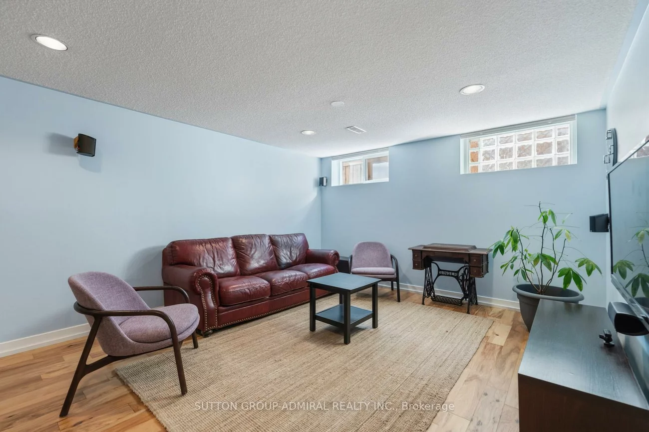 23, Groverdale, Etobicoke West Mall, Toronto