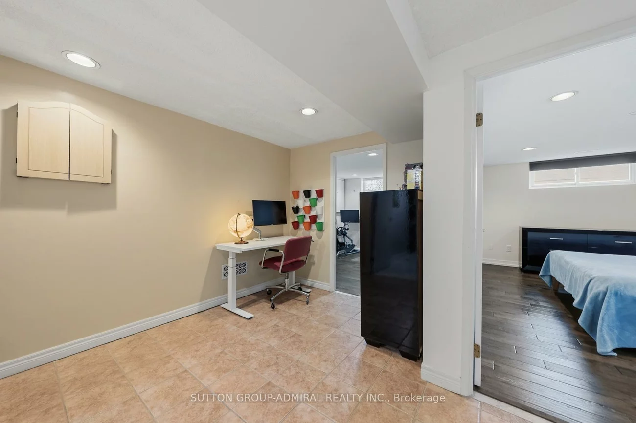 23, Groverdale, Etobicoke West Mall, Toronto