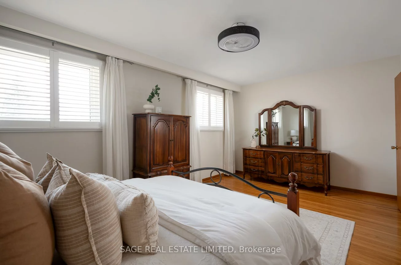 22, East, Rockcliffe-Smythe, Toronto