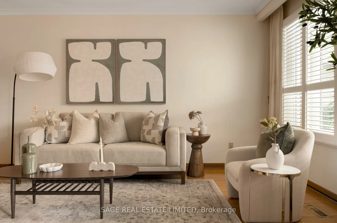 22, East, Rockcliffe-Smythe, Toronto
