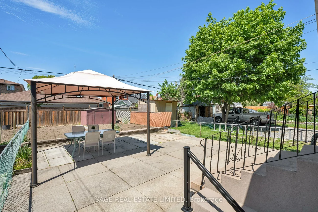 22, East, Rockcliffe-Smythe, Toronto