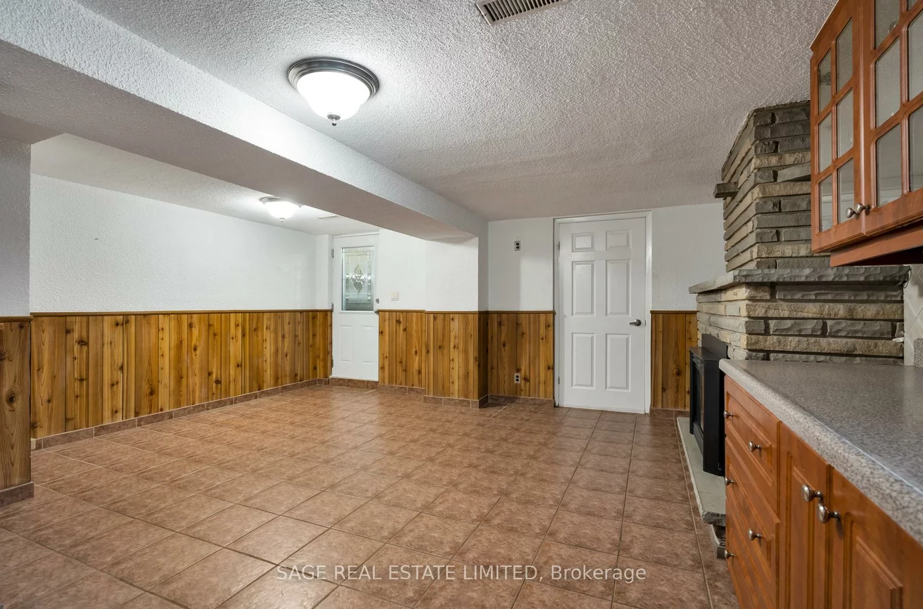 22, East, Rockcliffe-Smythe, Toronto