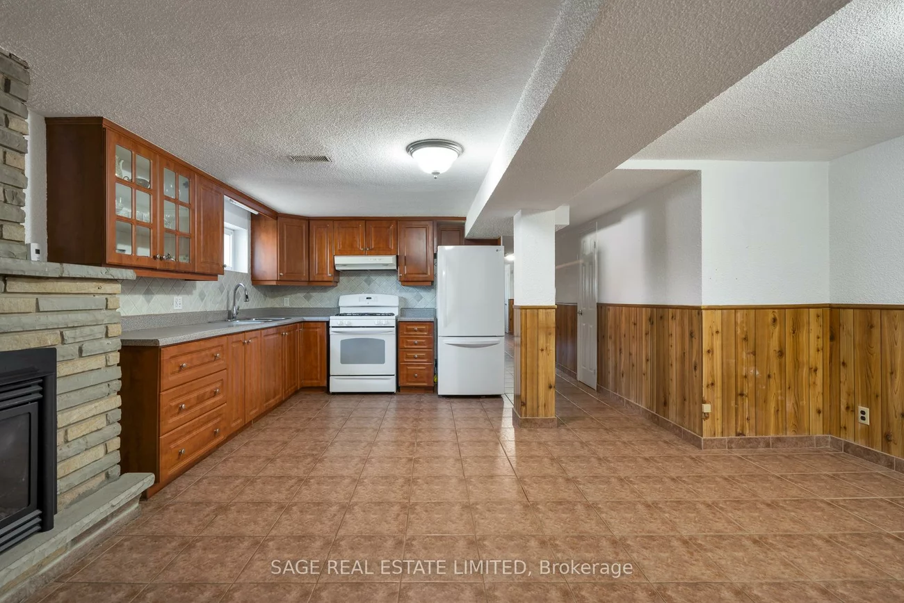 22, East, Rockcliffe-Smythe, Toronto