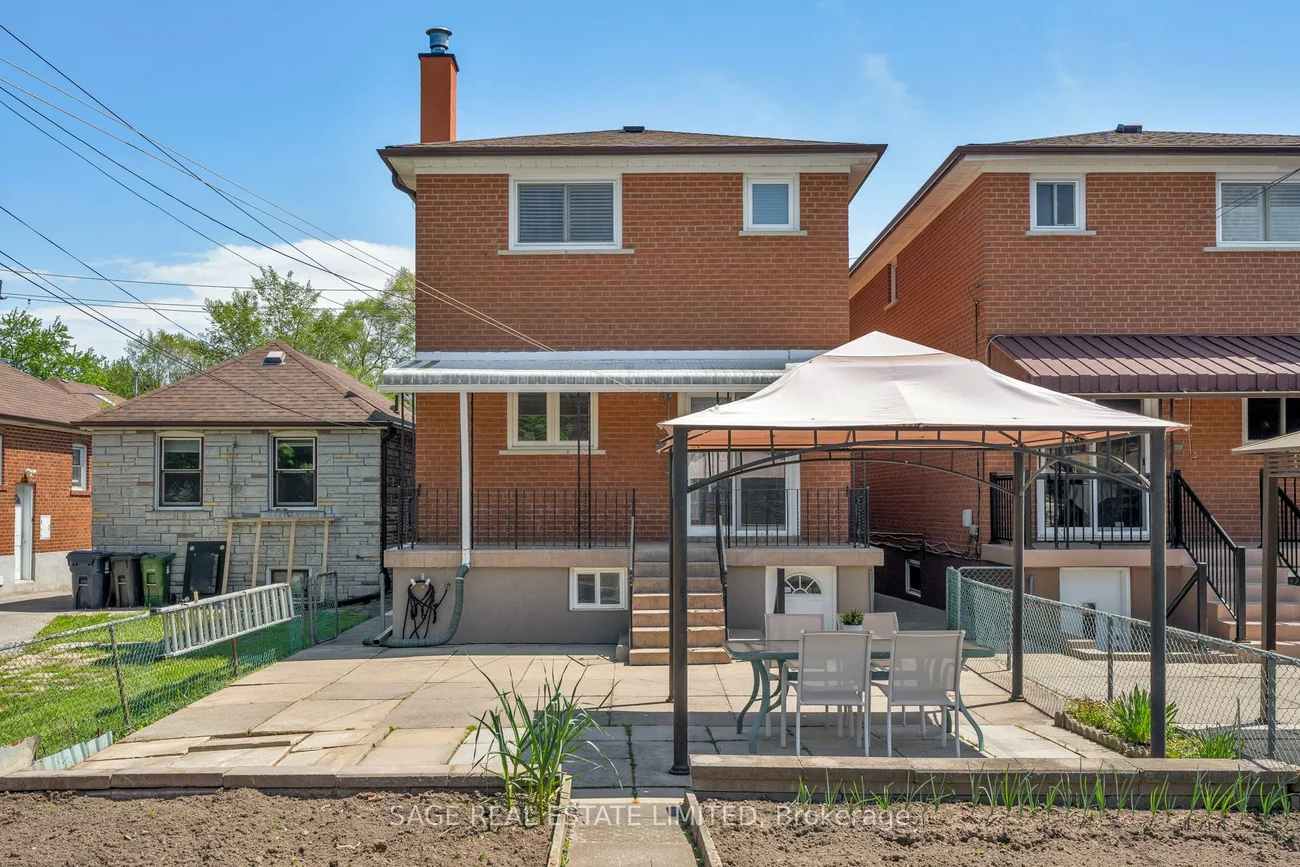 22, East, Rockcliffe-Smythe, Toronto