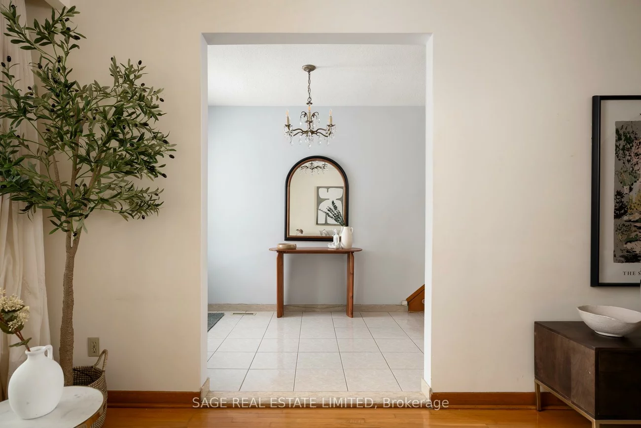 22, East, Rockcliffe-Smythe, Toronto
