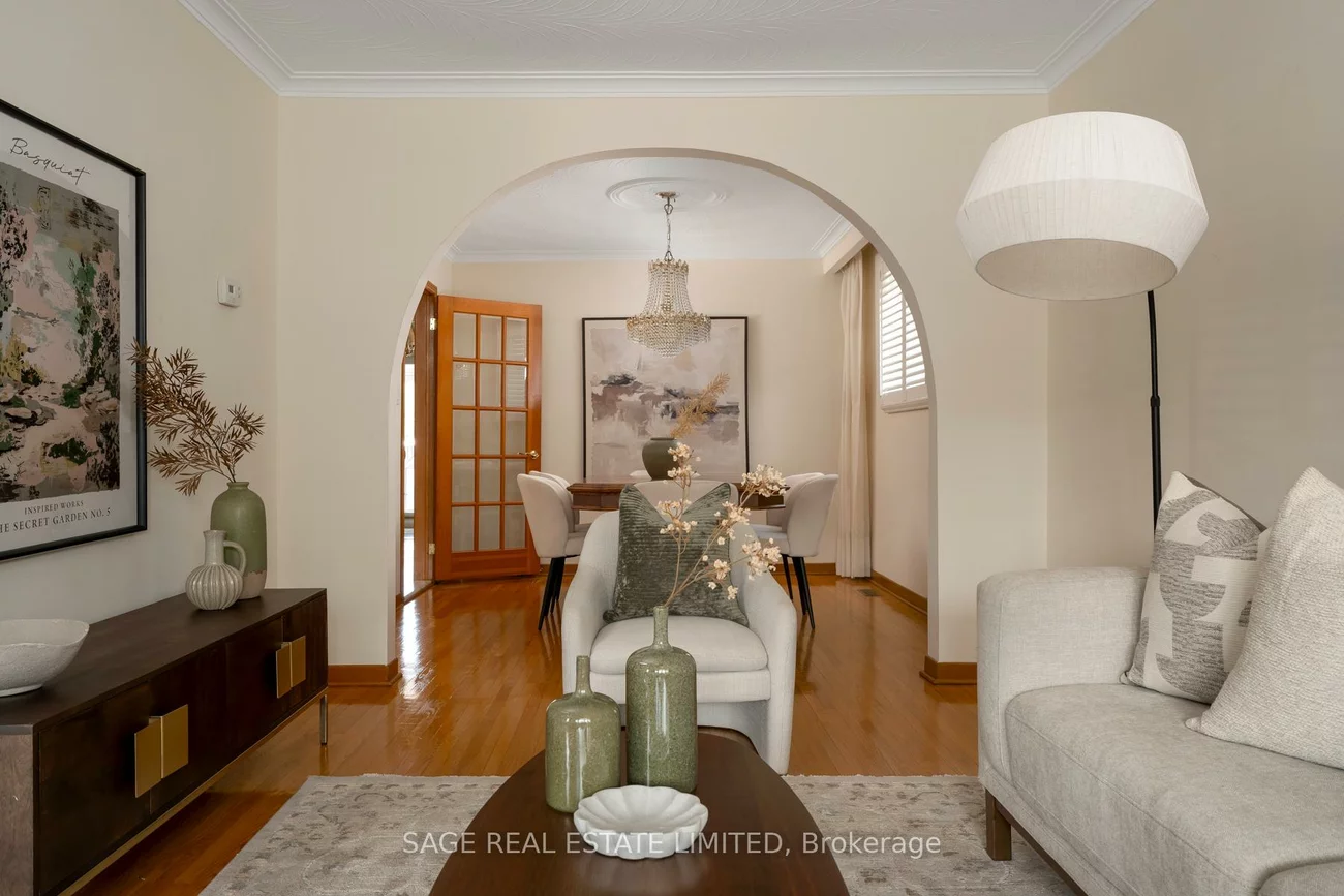 22, East, Rockcliffe-Smythe, Toronto