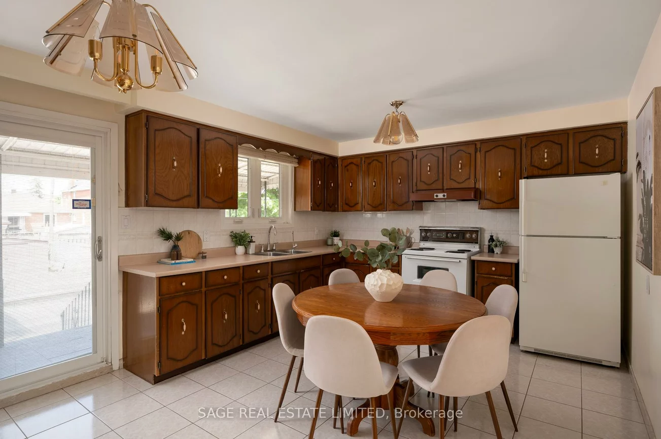22, East, Rockcliffe-Smythe, Toronto