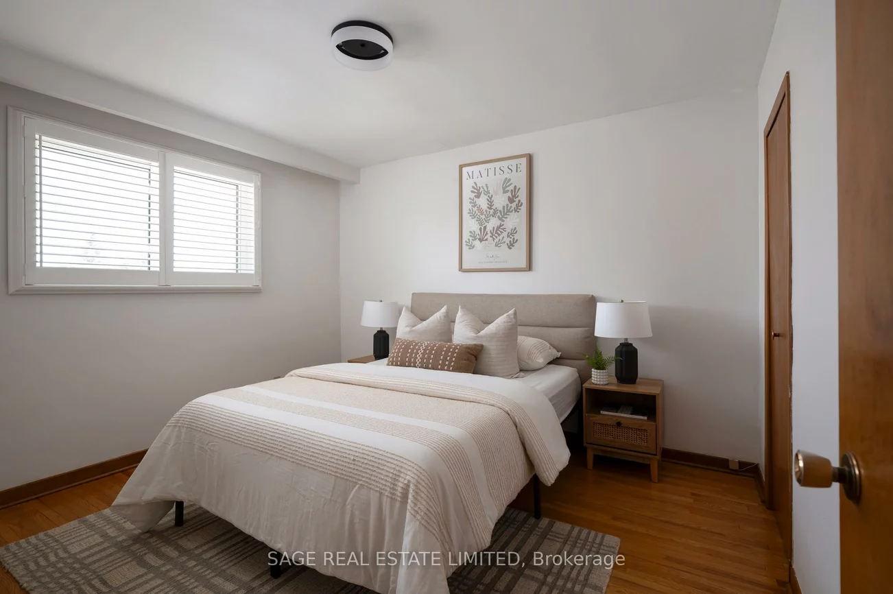 22, East, Rockcliffe-Smythe, Toronto