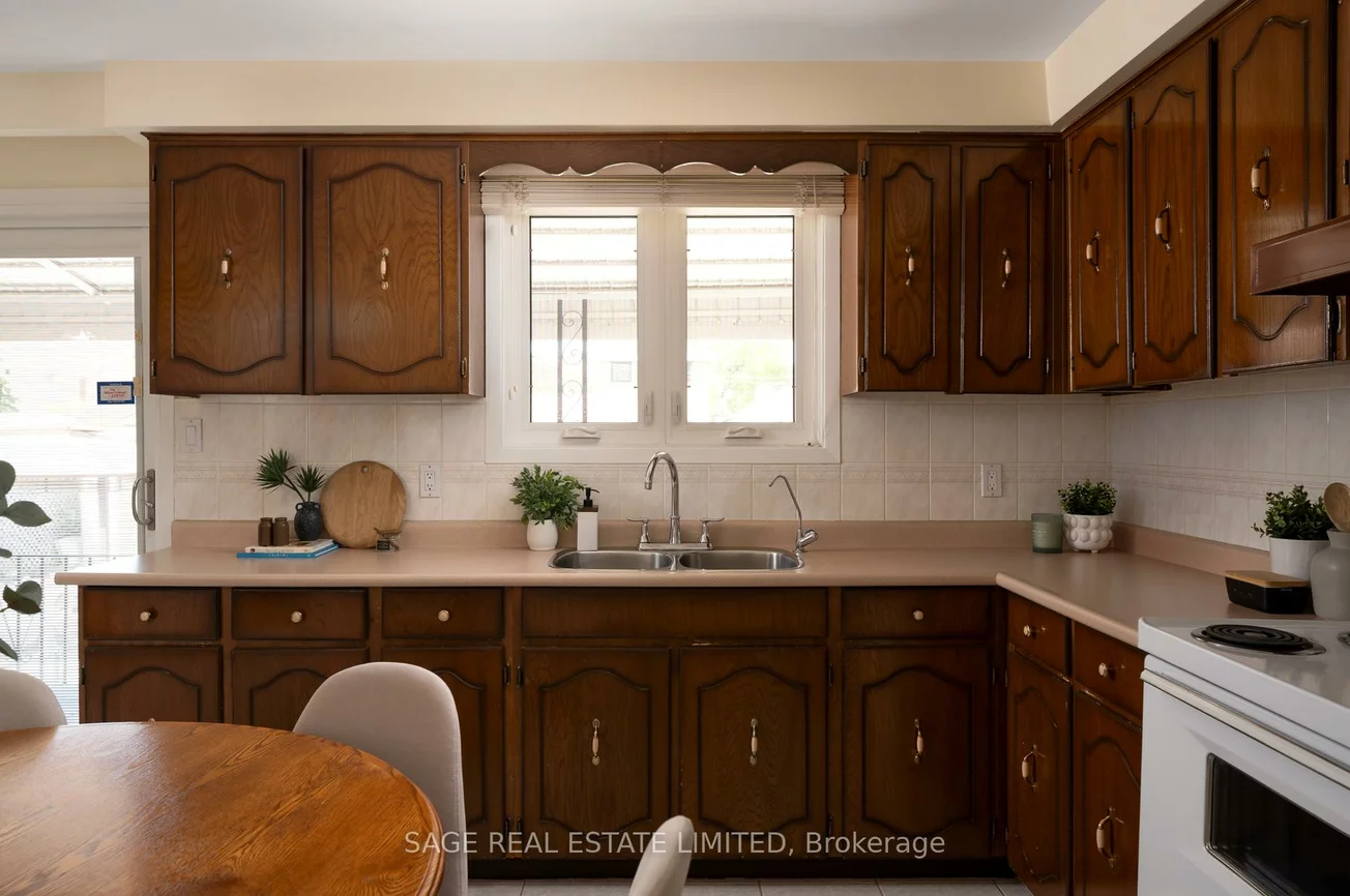 22, East, Rockcliffe-Smythe, Toronto