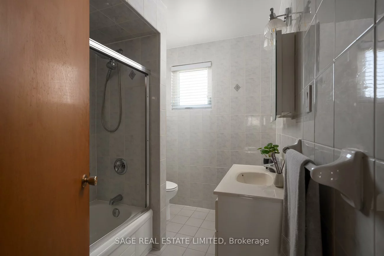 22, East, Rockcliffe-Smythe, Toronto