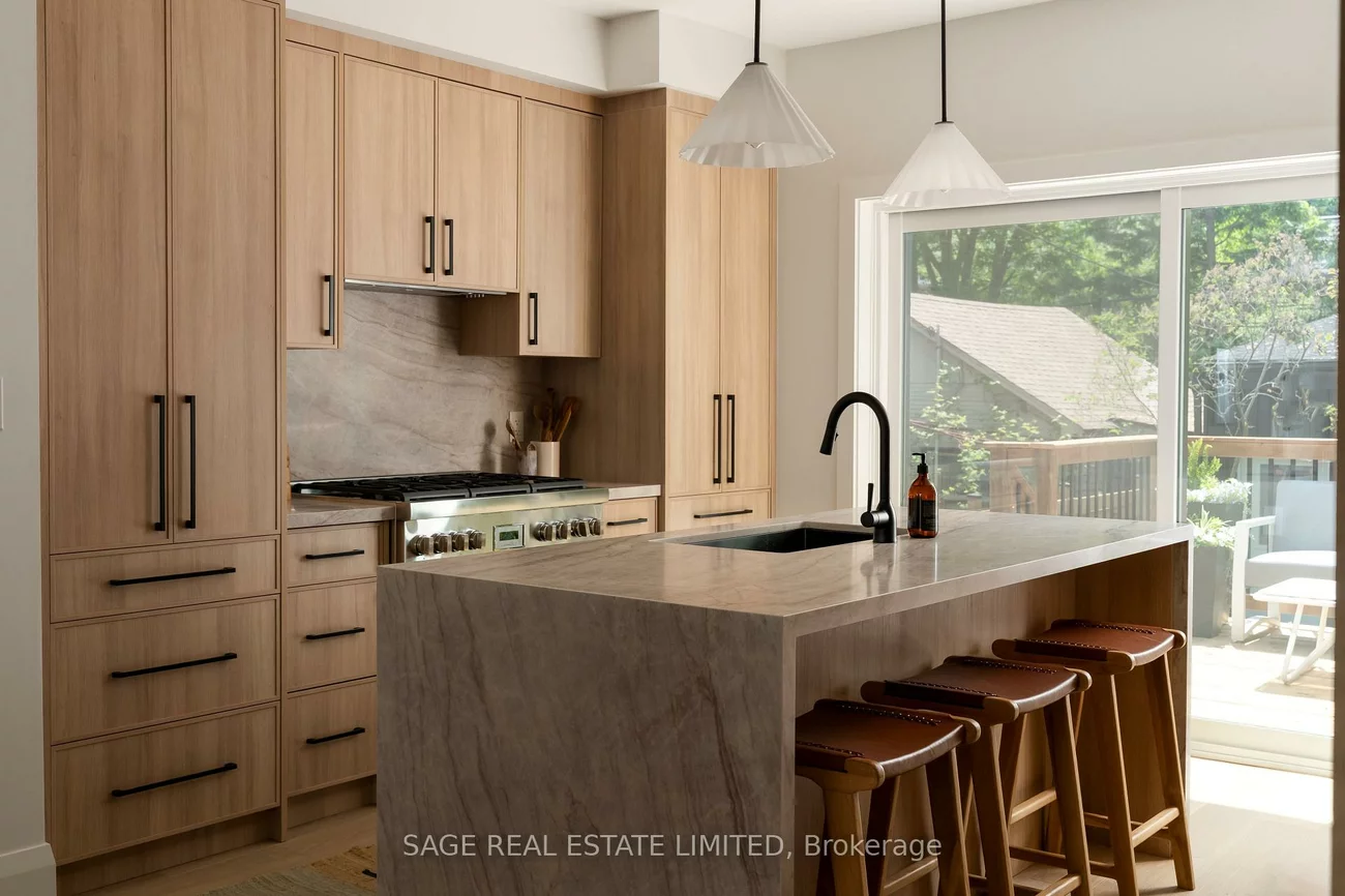 21, Galley, Roncesvalles, Toronto