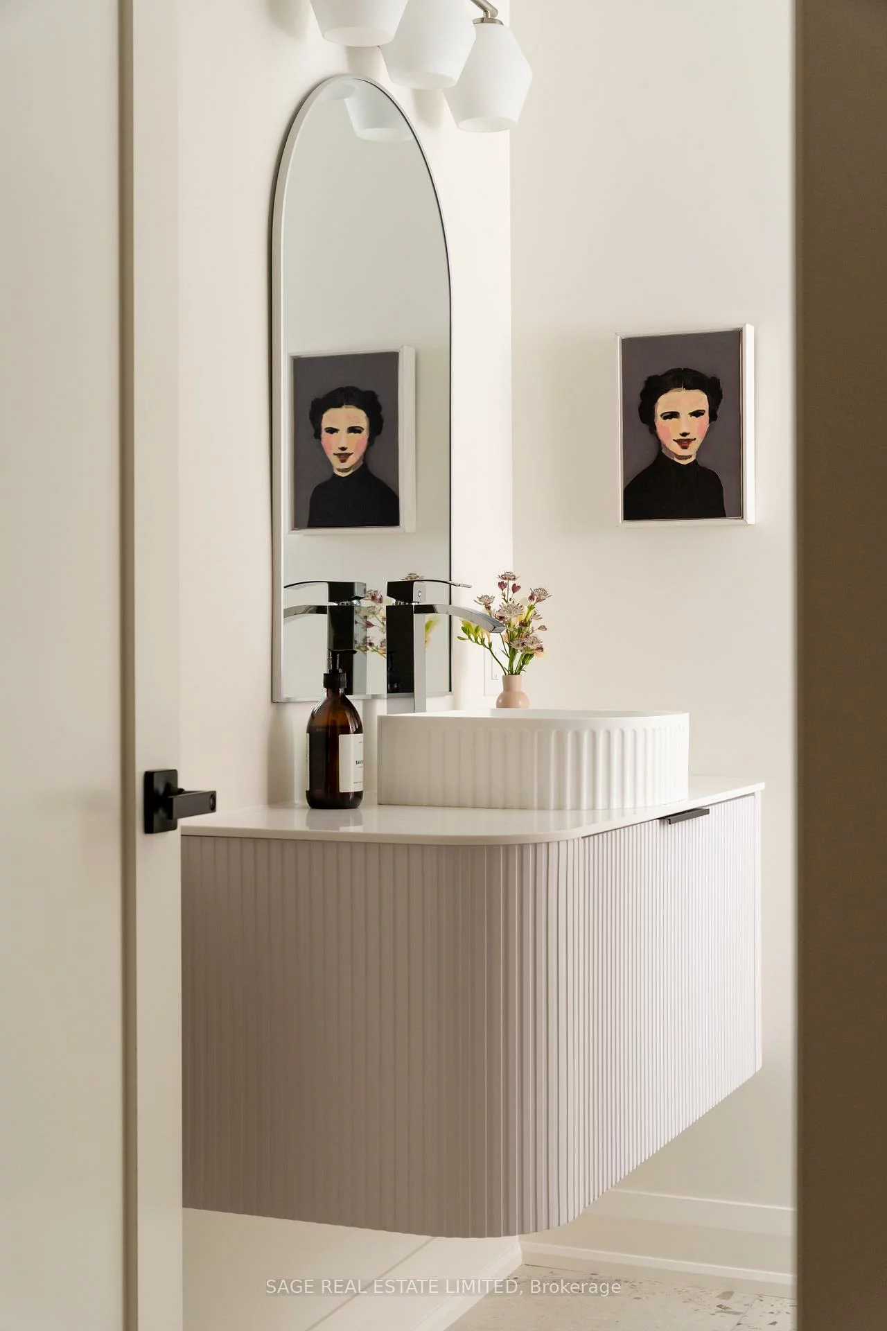 21, Galley, Roncesvalles, Toronto