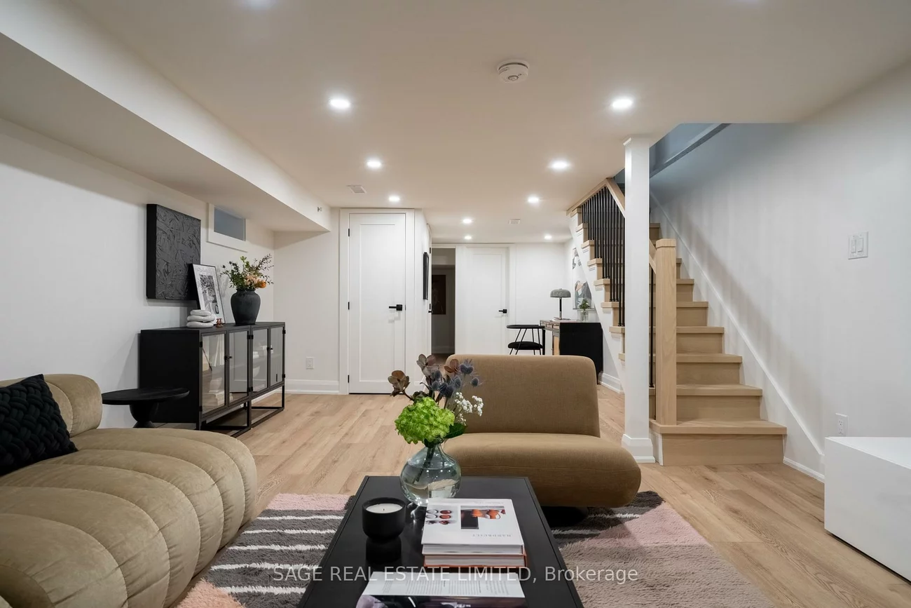 21, Galley, Roncesvalles, Toronto