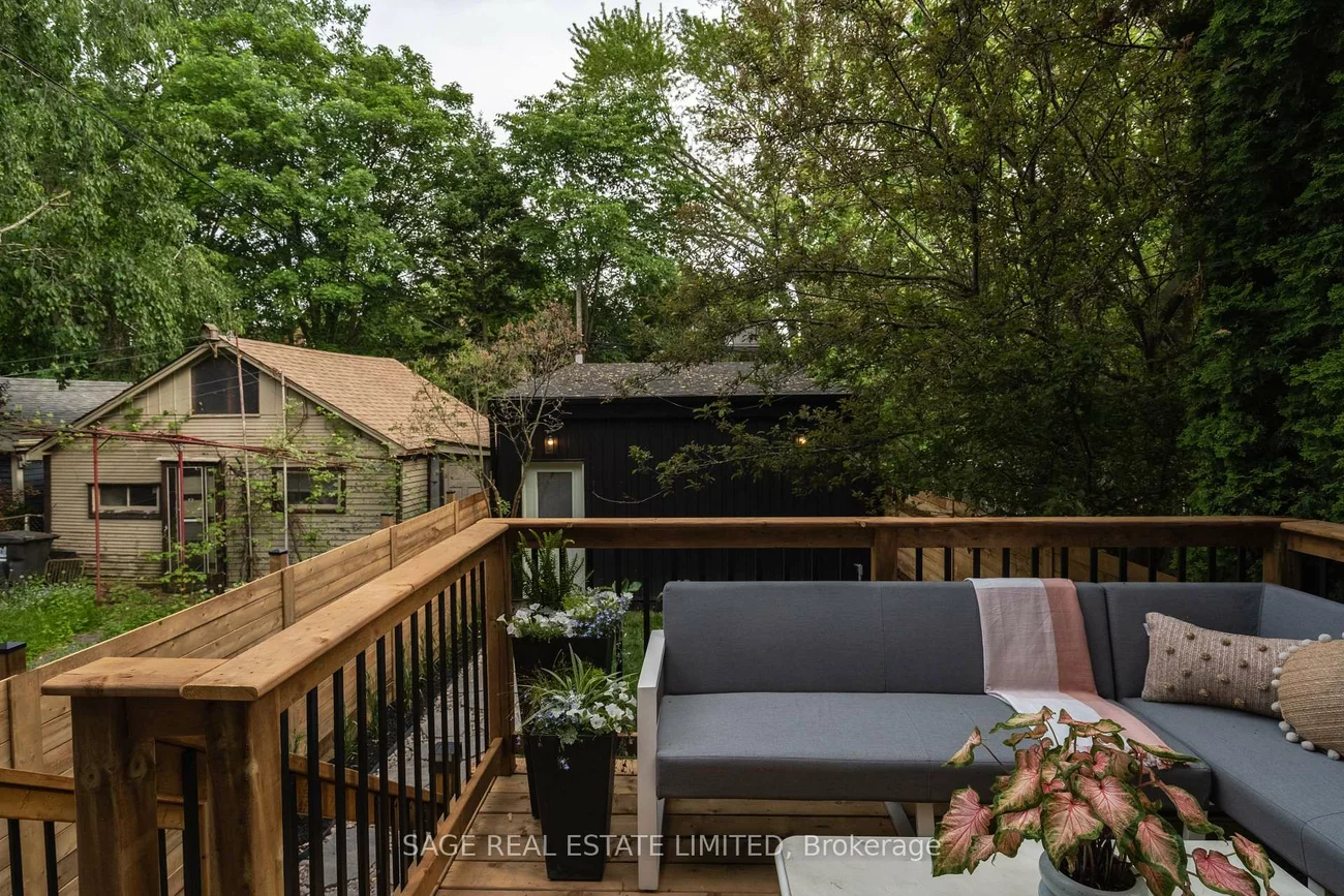 21, Galley, Roncesvalles, Toronto