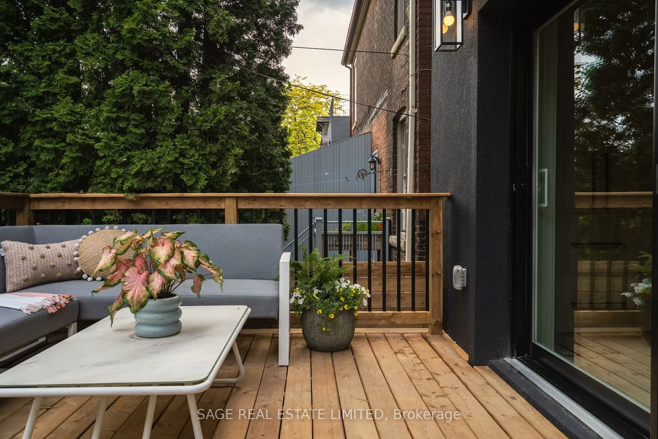 21, Galley, Roncesvalles, Toronto