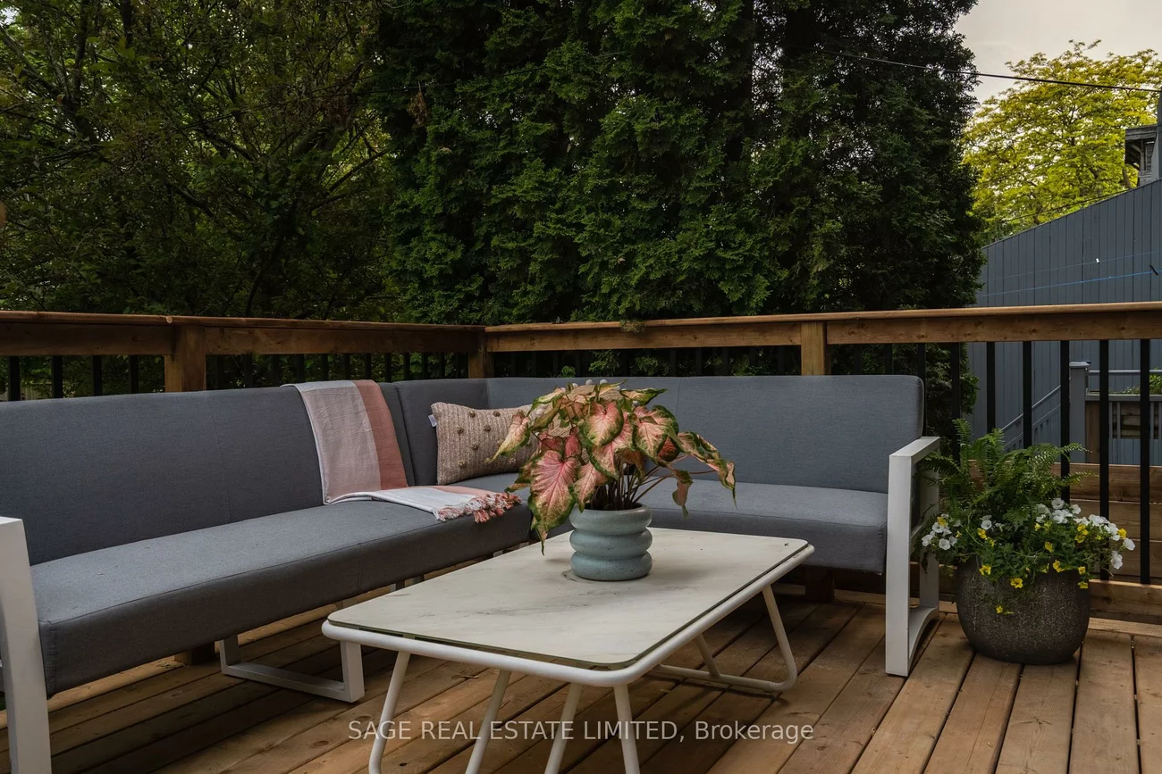 21, Galley, Roncesvalles, Toronto
