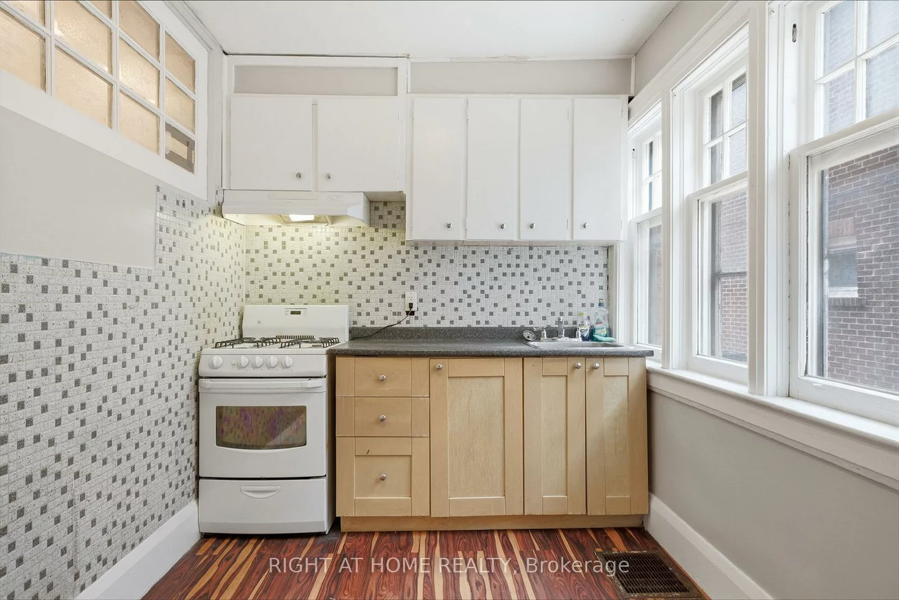 502, Salem, Dovercourt-Wallace Emerson-Junction, Toronto